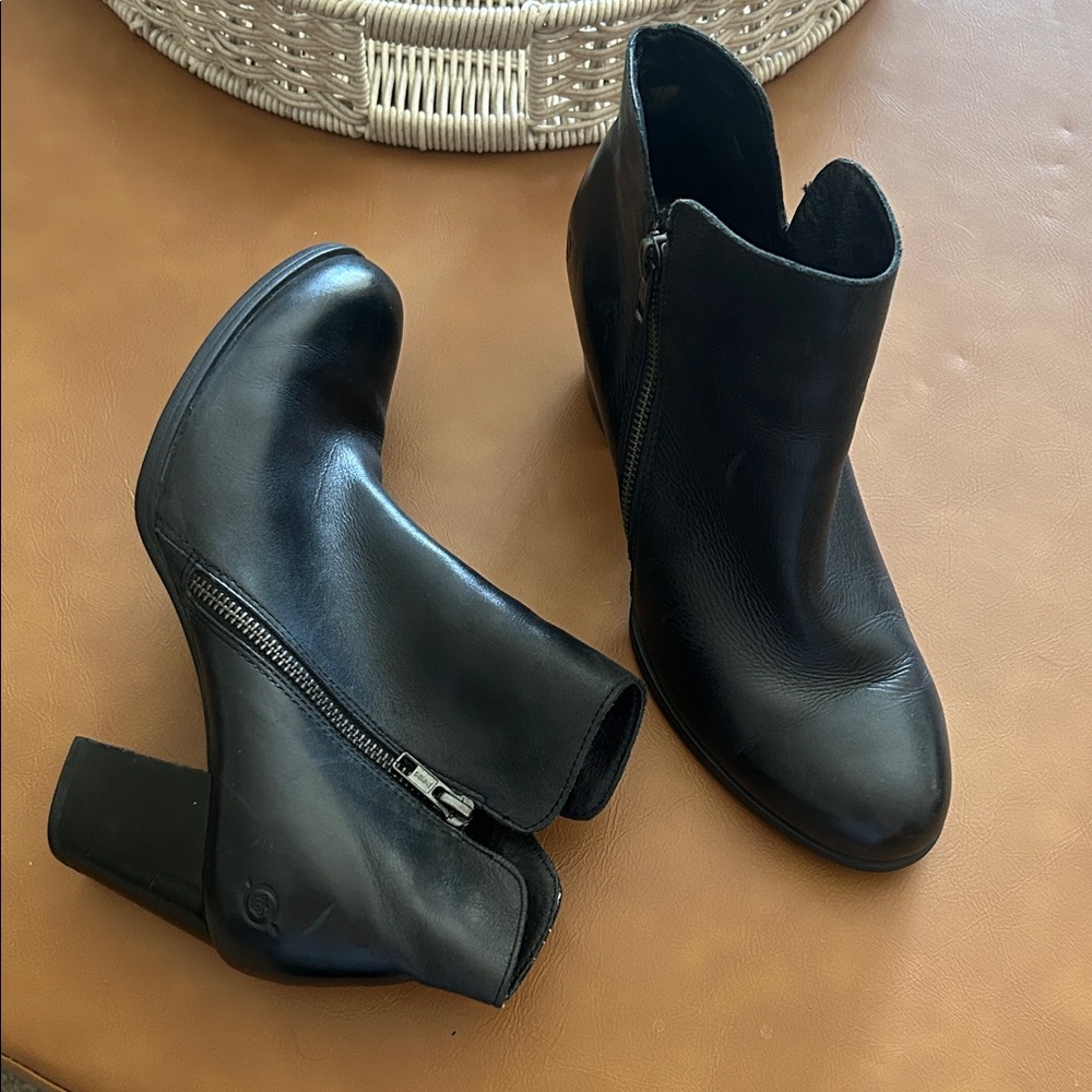 Born Black Leather Zip Heeled Bootie Sz 8.5